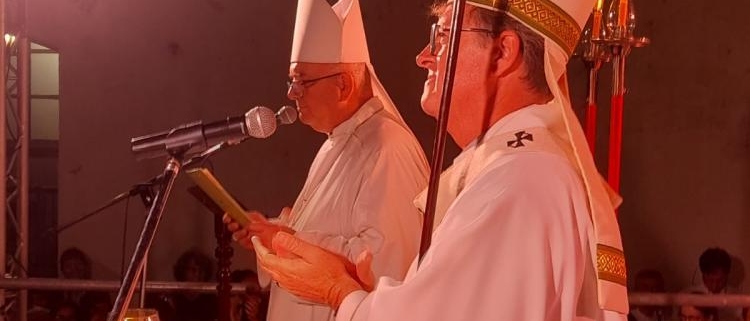 Mons. García Cuerva con el estandarte de Mama Antula