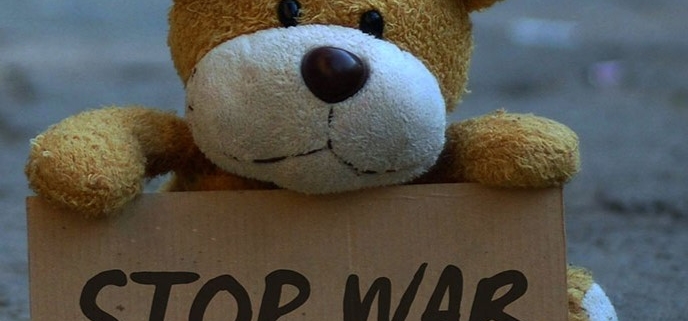 Stop war con oso de peluche
