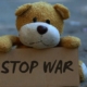 Stop war con oso de peluche