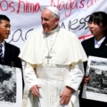 Papa Francisco entre japoneses recuerdo hiroshima