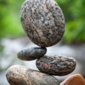 escultura de piedras en equilibrio