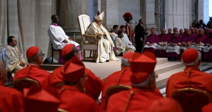 Papa Francisco preside celebración frente a cardenales romanos