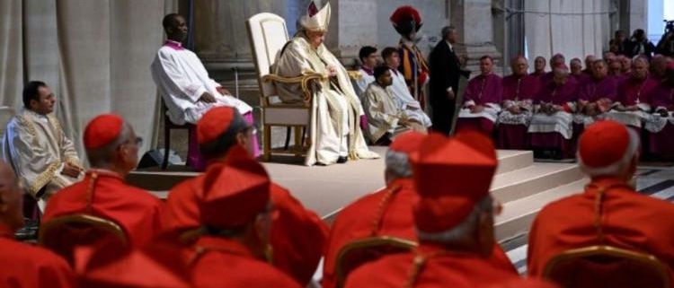 Papa Francisco preside celebración frente a cardenales romanos