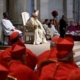 Papa Francisco preside celebración frente a cardenales romanos