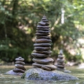 escultura de rocas en equilibrio sobre un rio