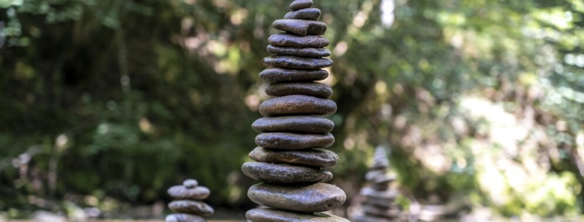 escultura de rocas en equilibrio sobre un rio