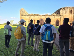 vista de edificio reducciones en experiencia vocacional cardoner. jóvenes de espaldas