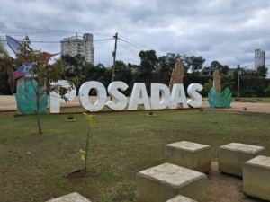 posadas letrero en letras de la ciudad