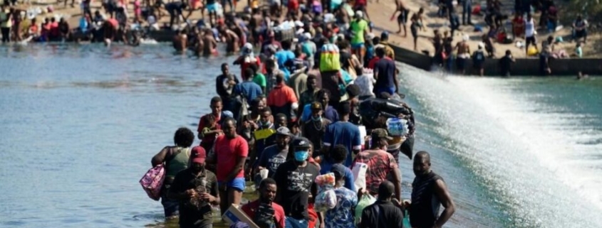 grupos refugiados atravesando agua