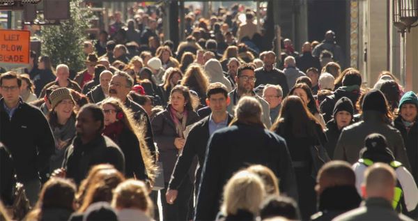 multitud personas random caminando por las calles