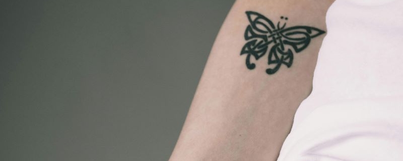 tatuaje mariposa en el brazo