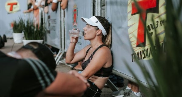 mujer atleta tomando agua