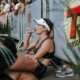 mujer atleta tomando agua