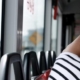 joven en bus con auriculares